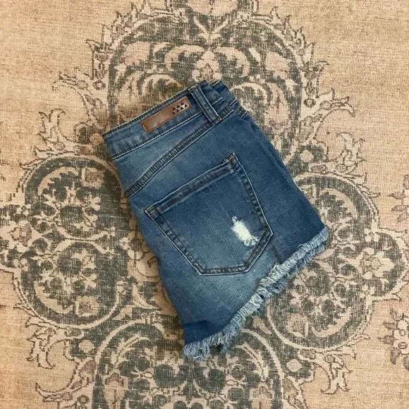 Dollhouse Andie distressed jean shorts, 1, NWT - Picture 5 of 6